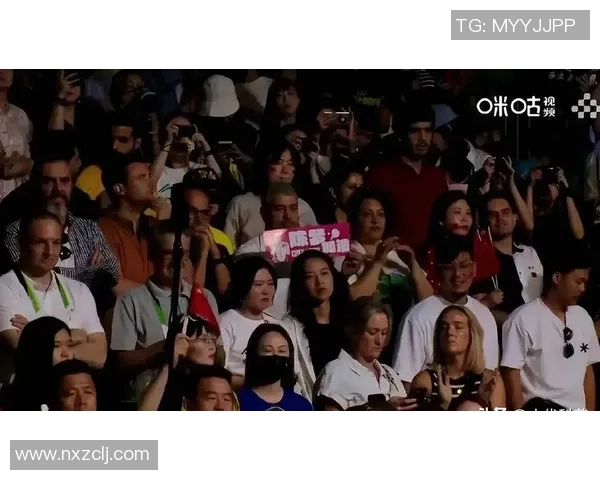 球星足球场上竖中指事件引发热议 社会舆论与体育道德的双重反思